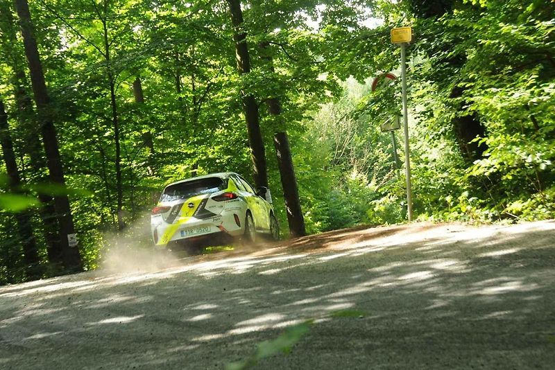 V rámci přípravy na víkendový 53. ročník Barum Czech Rally Zlín absolvovala třicítka pilotů úterní test na trati Ludkovice - Biskupice.