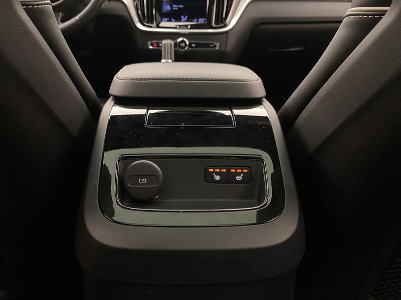 Volvo V60 T8 AWD RECHARGE R-DESIGN AUT - fotka 31 z 52
