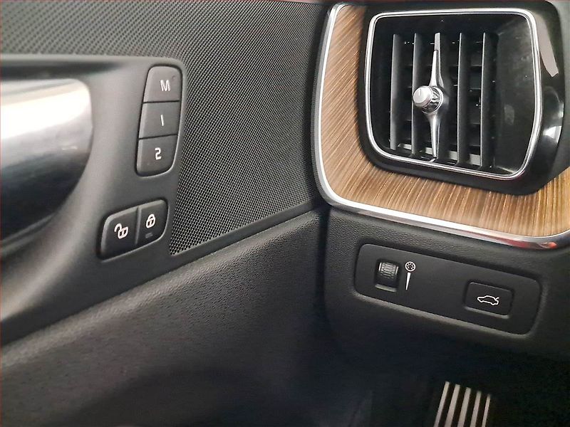 Volvo XC60 (2018) D4 AWD - fotka 24 z 24