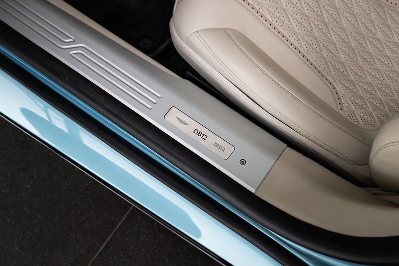 Aston Martin DB12 Volante - fotka 18 z 28