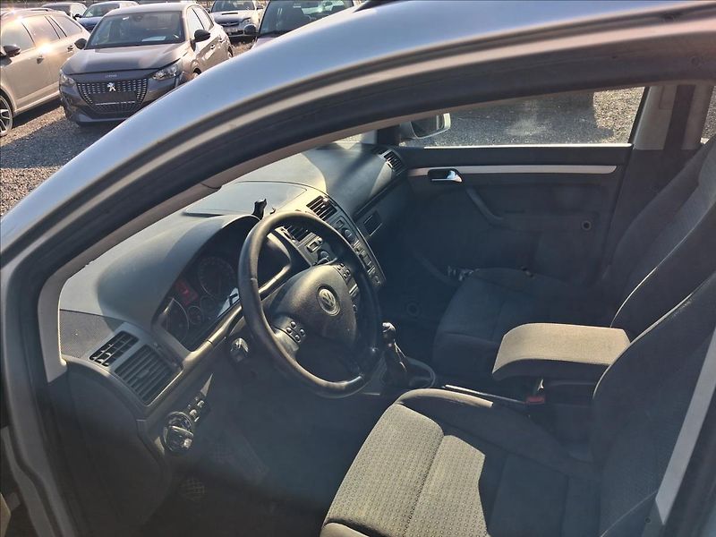 Volkswagen Touran 2,0 TDi, 7 míst, TZ - fotka 12 z 15