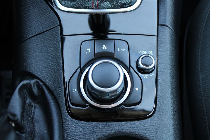 Mazda 3 2,0 i  NOVÉ V ČR - fotka 21 z 29