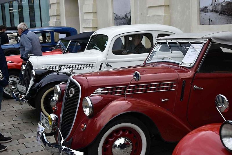 Tradiční sraz autoveteránistů na náměstí T. G. Masaryka v Prostějově. 18. května 2025
