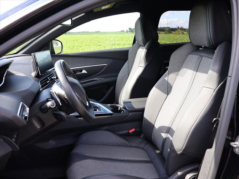 Peugeot 5008 1,2 PT Aut. Allure 7-Míst DPH - fotka 11 z 39