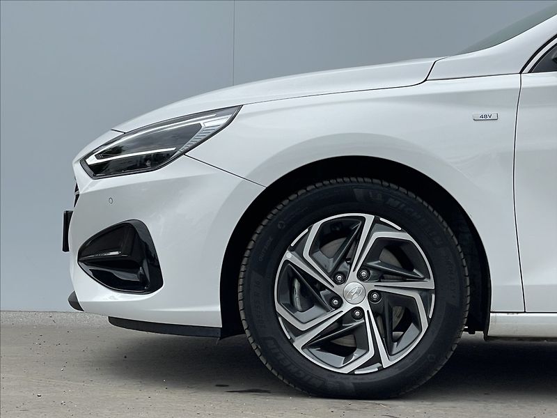 Hyundai i30 1,5 T-GDI AT7 Combi Smart PDC - fotka 19 z 22