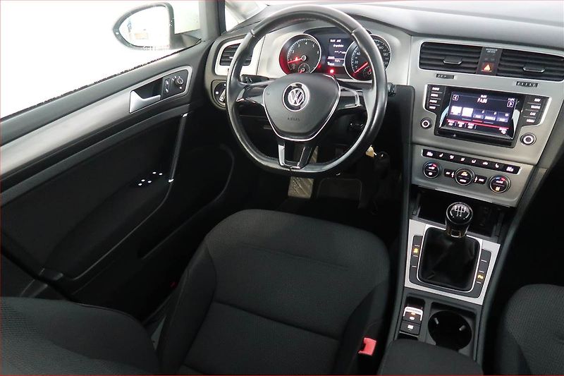 Volkswagen Golf (2014) 1.2 TSI, Navi, Park. senzory - fotka 7 z 17