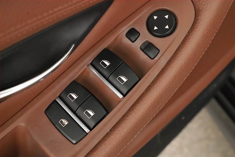 BMW Řada 5 (2012) 530d xDrive, 4X4, Automat - fotka 9 z 20