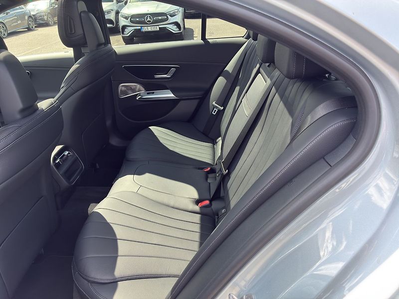 Mercedes-Benz Třídy E E 220 d 4MATIC AMG - fotka 14 z 28