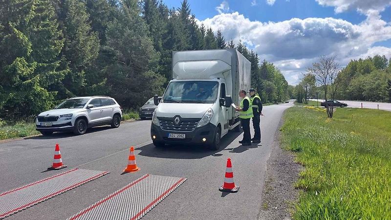 Kontrolní vážení dodávek na silnici I/6 Praha - Karlovy Vary u Bochova. Inspektoři Centra služeb pro silniční dopravu tu za dopoledne odhalili celkem tři přetížené dodávky.