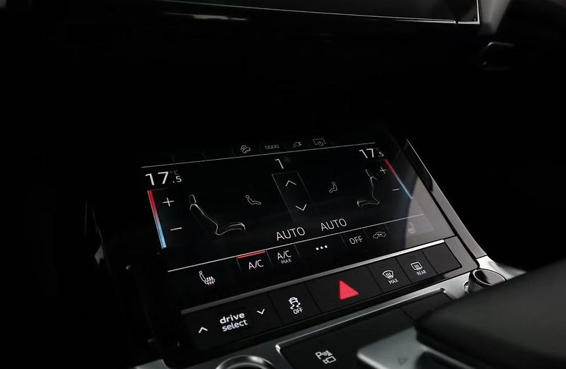 Audi Q8 e-tron 55 Q Kamera Tažné LED Vzduch - fotka 22 z 27