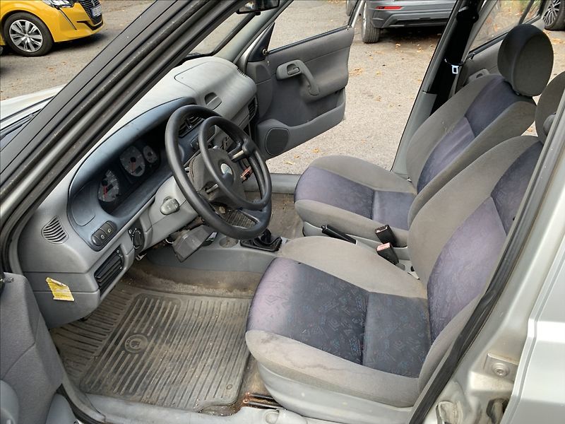 Škoda Felicia 1,3 LXi - RUČNÍ ŘÍZENÍ - fotka 11 z 13