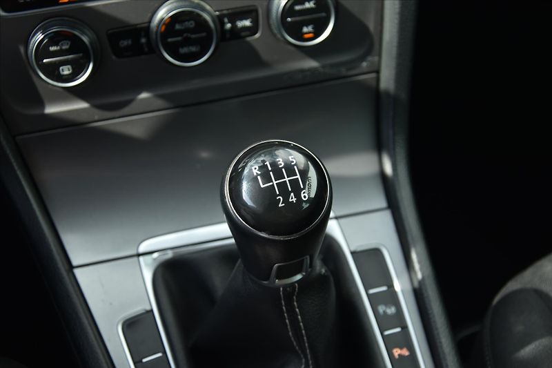 Volkswagen Golf 2.0TDi 110kW LOUNGE COMFORT - fotka 20 z 24