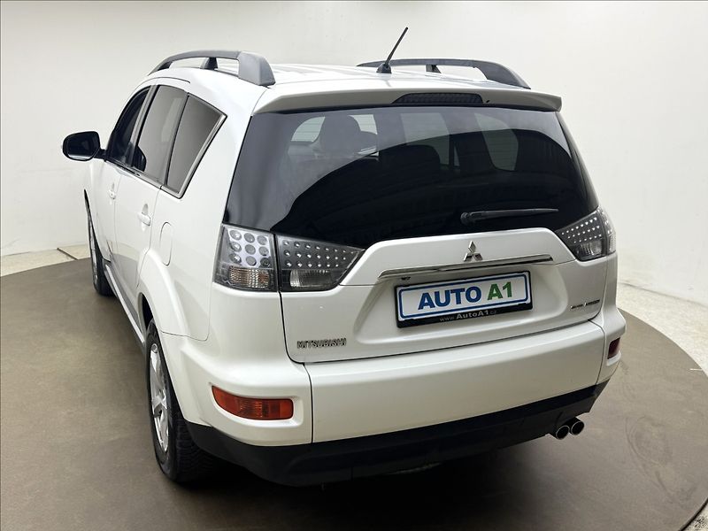 Mitsubishi Outlander 2,2 4WD AUTOMAT VÝHŘEV KAMERA - fotka 6 z 34