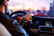 Každoroční vyúčtování za auto letos vychází dráž. Pojišťovny reagují na rostoucí výdaje na trhu