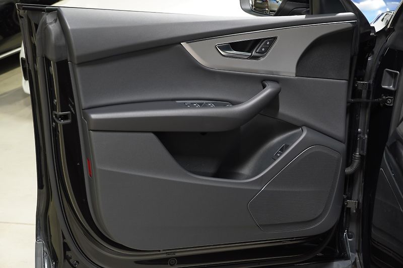 Audi Q8 55 TFSI,ČR,DPH,ZÁRUKA 2028 - fotka 21 z 33