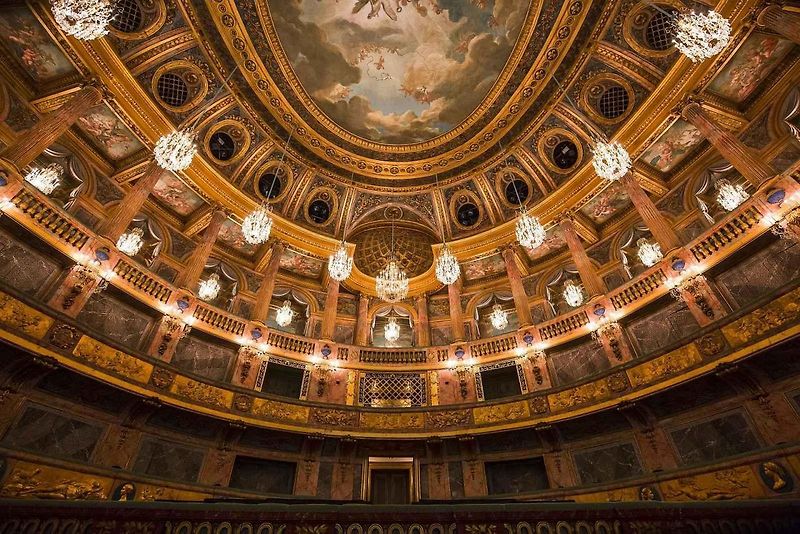 Úchvatné prostory pařížské operní budovy Palais de Garnier.