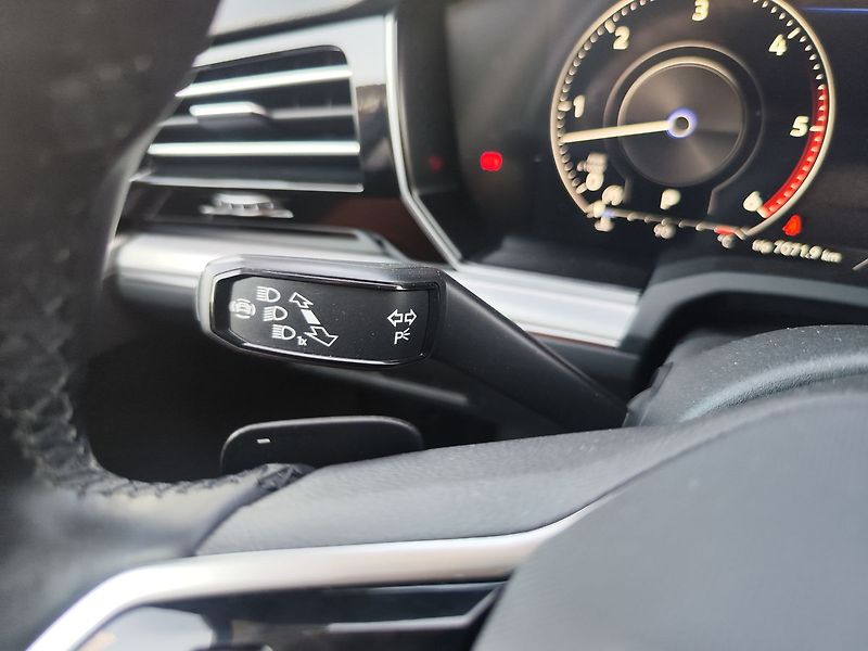 Volkswagen Touareg 3.0 TDi/210kW Elegance AT 4x4 - fotka 33 z 39