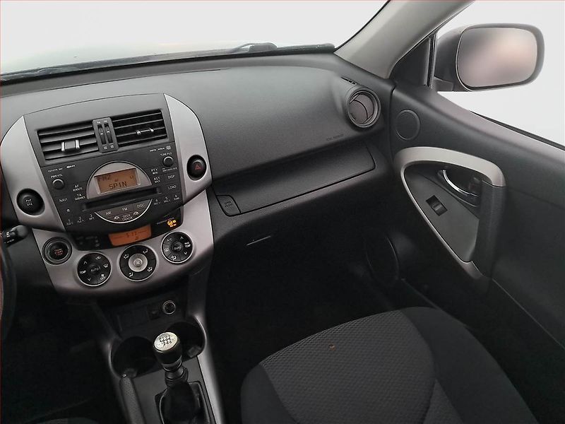Toyota RAV4 (2006) 2.2 D-4D, 4X4 - fotka 8 z 17