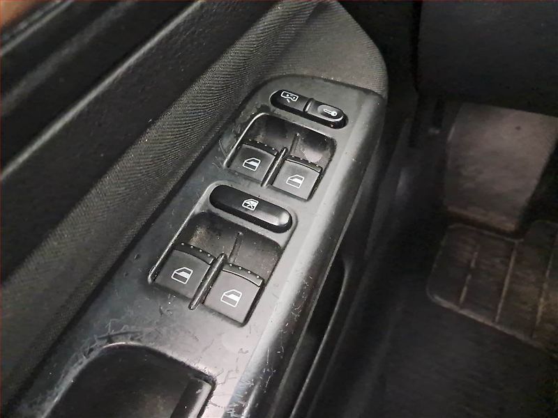 Volkswagen Golf (2003) 1.4 16V, nová STK - fotka 14 z 15