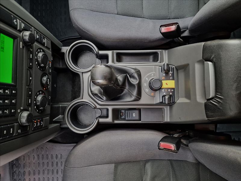 Land Rover Discovery 2.7 TDV6 140kW 4x4 - fotka 31 z 42