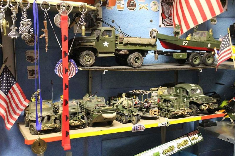 Luděk Novák propadl kouzlu RC modelů. Na snímku Hračka auta Unimog, předělaná na RC model.