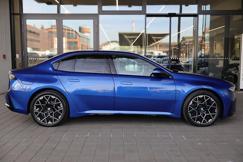 BMW Řada 3 i3 50 xDrive - fotka 4 z 16