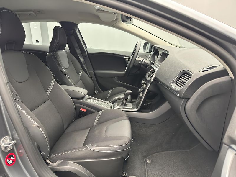 Volvo V40 D2 KINETIC REZERVACE - fotka 23 z 47