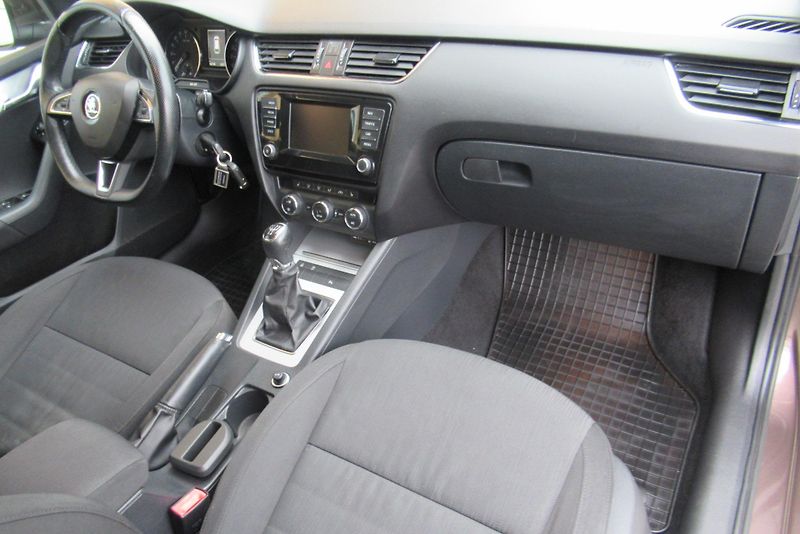 Škoda Octavia 1.6 TDI AUT. KLIMA NAVI TAŽNÉ - fotka 20 z 24