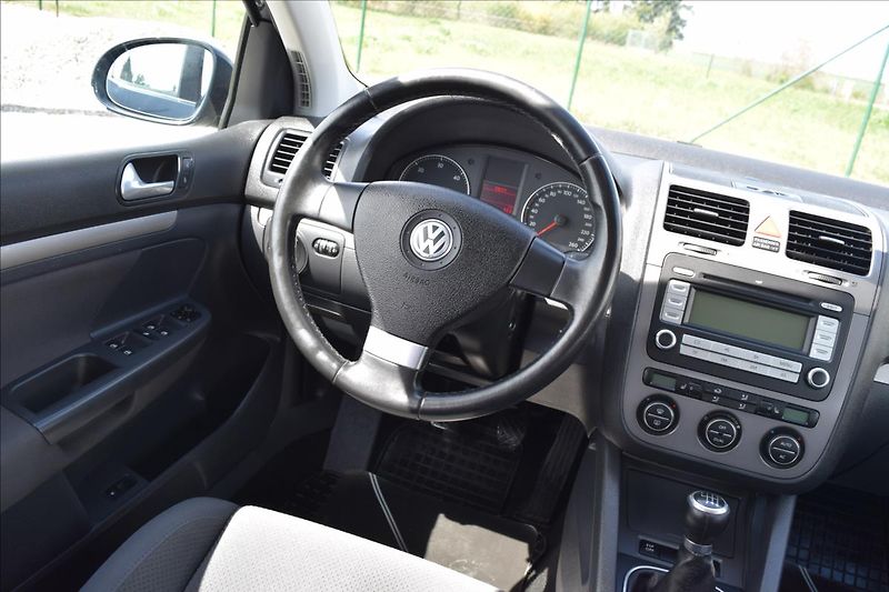 Volkswagen Golf 1,9 TDI 77KW 4X4 PO ROZVODECH - fotka 30 z 46