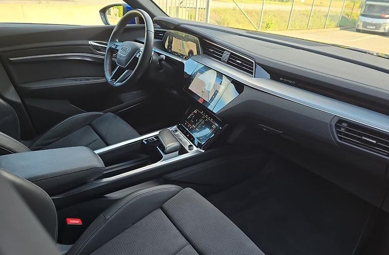 Audi Q8 e-tron 55 Q S-Line 360k Pano Tažné - fotka 17 z 26