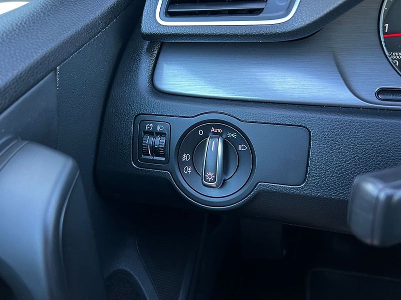 Volkswagen Passat TDI-ALU-NAVI-PLNÝ SERVIS - fotka 32 z 45