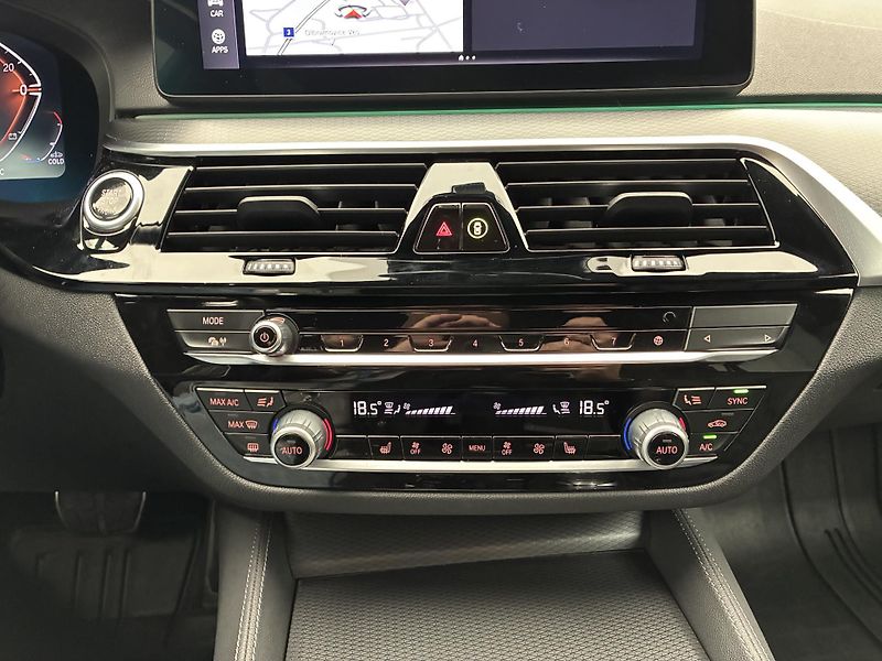 BMW Řada 5 3,0 530d 210kW xD M-Paket DPH - fotka 22 z 33