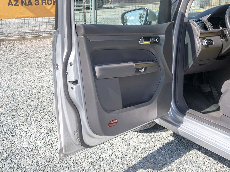 Volkswagen Touran (2014) 1.6TDI 77KW DSG NAVI – 7 SEDAD - fotka 10 z 50