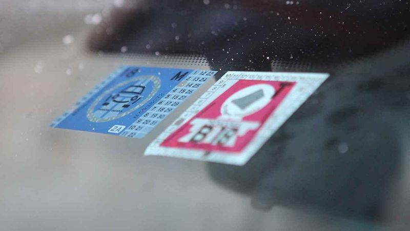 Z ohleduplnosti k čelnímu sklu jsme začali plastovou škrabkou