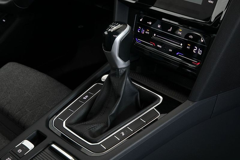 Volkswagen Passat 2.0TDI 110kW Kamera ACC Tažné - fotka 16 z 27