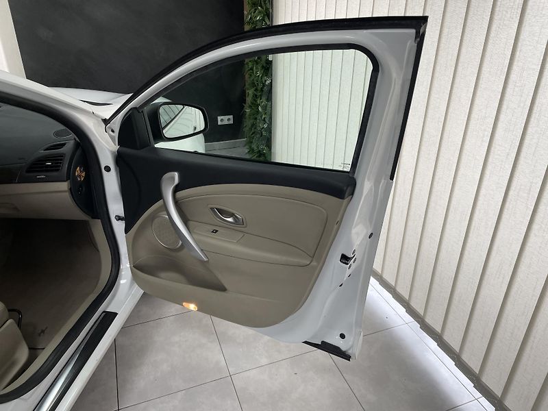 Renault Fluence 1.6 i ČR 1.MAJ.SER.NAVI.DIGIAC - fotka 11 z 23