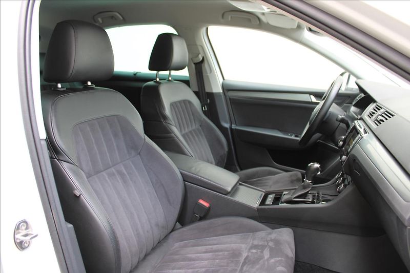 Škoda Superb 2.0 TDI/Style/4x4/DSG/140kW/CZ - fotka 28 z 40