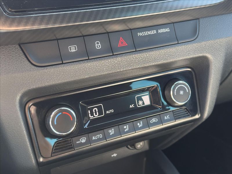 Škoda Fabia 1,0 TSI 81kW CZ Monte Carlo - fotka 26 z 36