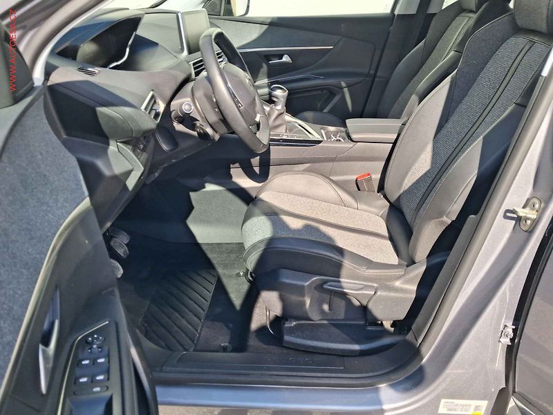 Peugeot 3008 (2019) 1.2 PT, Allure, LED, navi - fotka 9 z 18