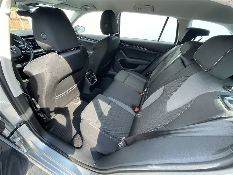 Škoda Octavia 2,0 TDI Combi Ambition Plus - fotka 16 z 22