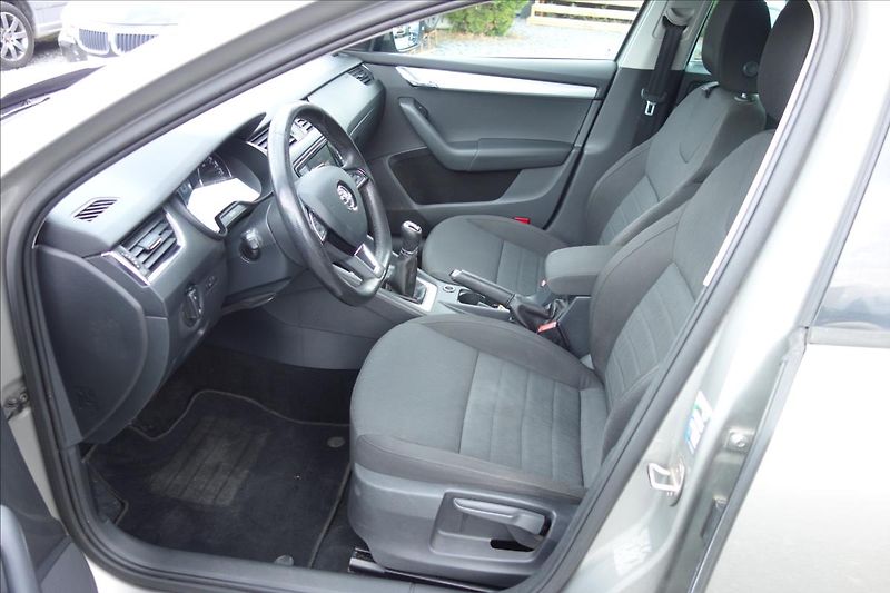 Škoda Octavia 1,6 TDi,ČR,SERV.KN.,STYLE,4x4. - fotka 9 z 32