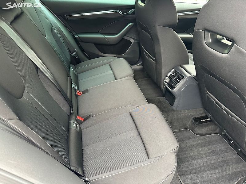 Škoda Octavia 2,0 TDI Sportline paket - fotka 20 z 43