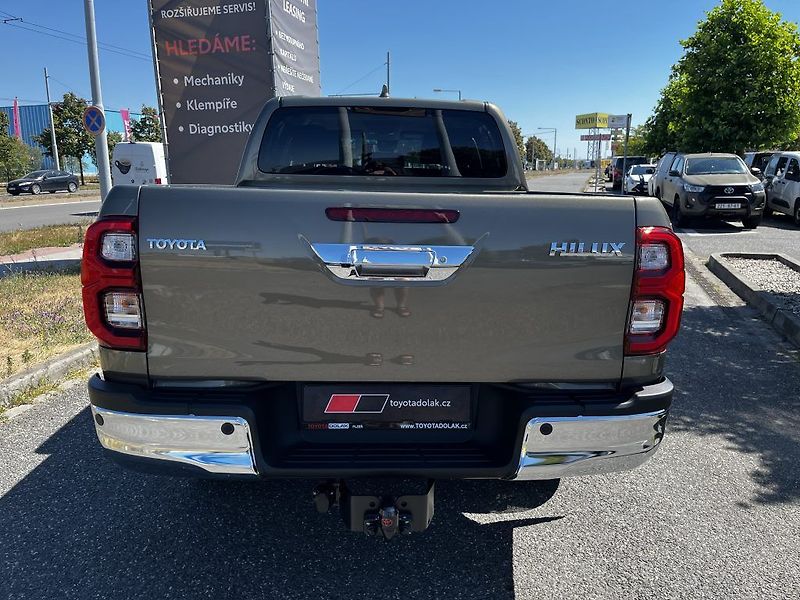 Toyota Hilux 2.8D 4x4 6AT Executive - fotka 5 z 33