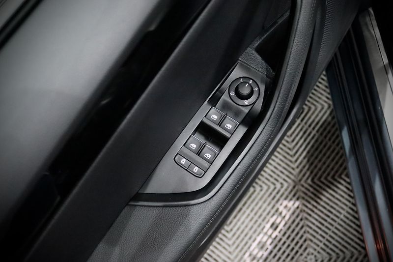 Škoda Superb 3 FL 2.0 TSI 140 kW DSG L&K  - fotka 16 z 52