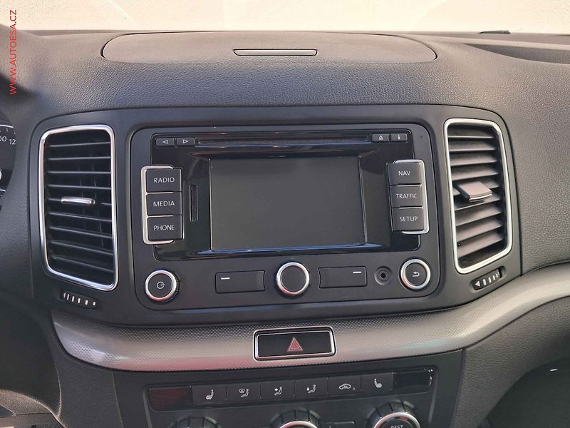 Volkswagen Sharan (2013) 2.0 TDi, AC, navi, park.asist - fotka 18 z 20