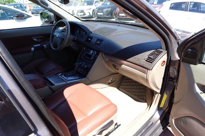 Volvo XC90 ZLEVNĚNO 2,4D5 136kW Summum 4x - fotka 12 z 28