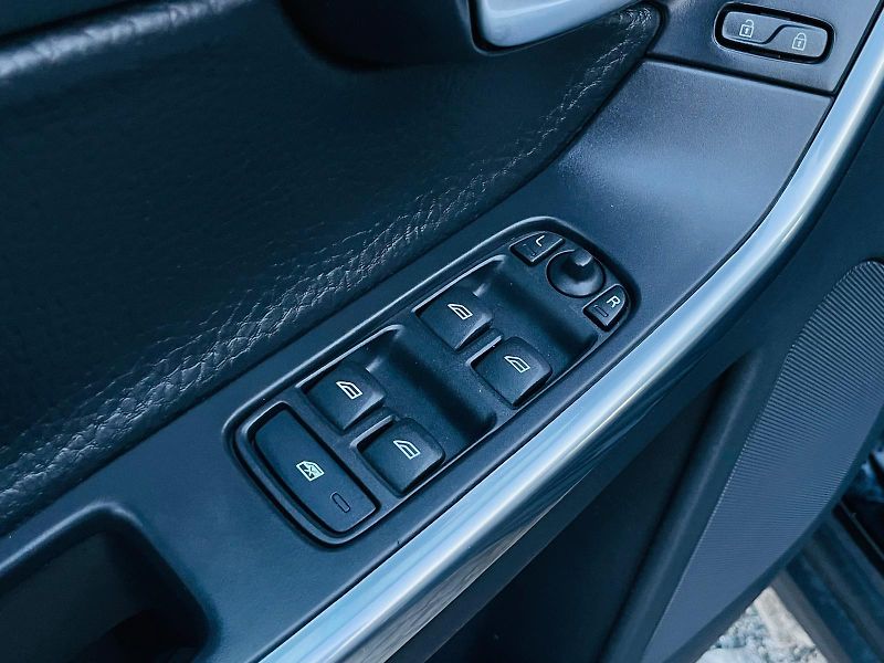 Volvo XC60 2.0D 5VÁLEC AUT VÝHŘEV SENZORY - fotka 33 z 44