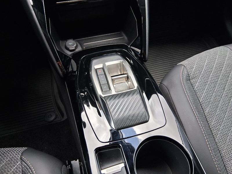 Peugeot 208 ALLURE 1.2 Hyb. 81 kW   - fotka 21 z 29
