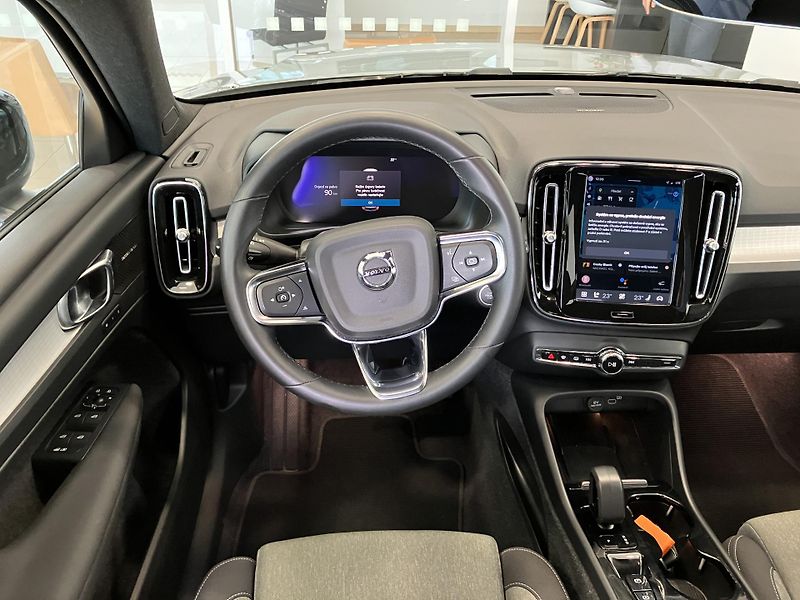 Volvo XC40 B3 FWD Plus Dark AT7 - fotka 14 z 39