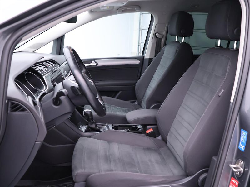 Volkswagen Touran 2,0 TDI 110kW DSG LED 1.Maj. - fotka 10 z 35